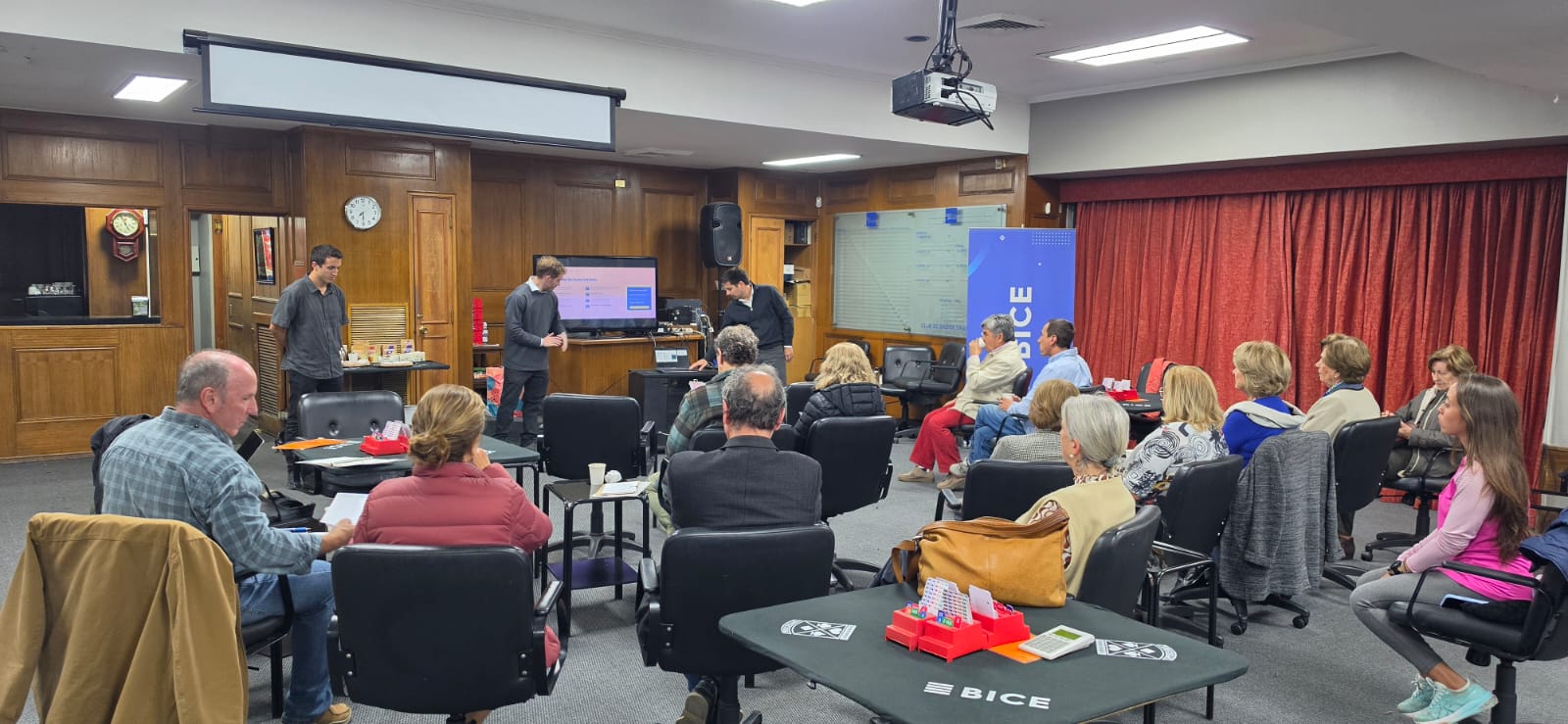 Vecinos y vecinas asistiendo a la Primera Asamblea Ordinaria 2026 de la Junta de Vecinos A-4 en el Club de Bridge Vitacura